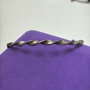 💛 Vintage Silvertone Twist Bangle